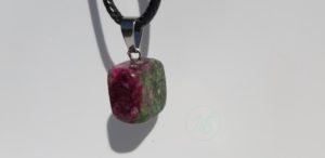 Pendentif naturel en épidote cube