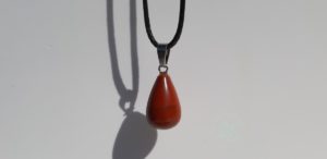 Pendentif naturel en jaspe rouge goutte